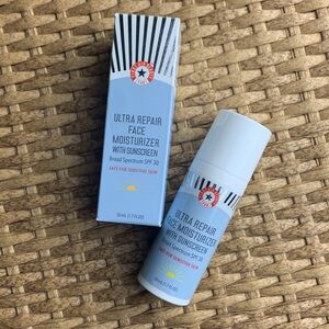 First Aid Beauty ULTRA REPAIR FACE MOISTURIZER SPF 30